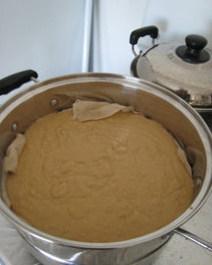 红糖鸡蛋发糕,把面粉糊倒到铺了屉布的蒸锅上