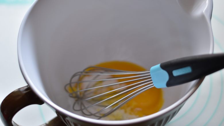 奶酪芝麻戚风,蛋黄中加入细砂糖A，用手动打蛋器搅拌至无颗粒
