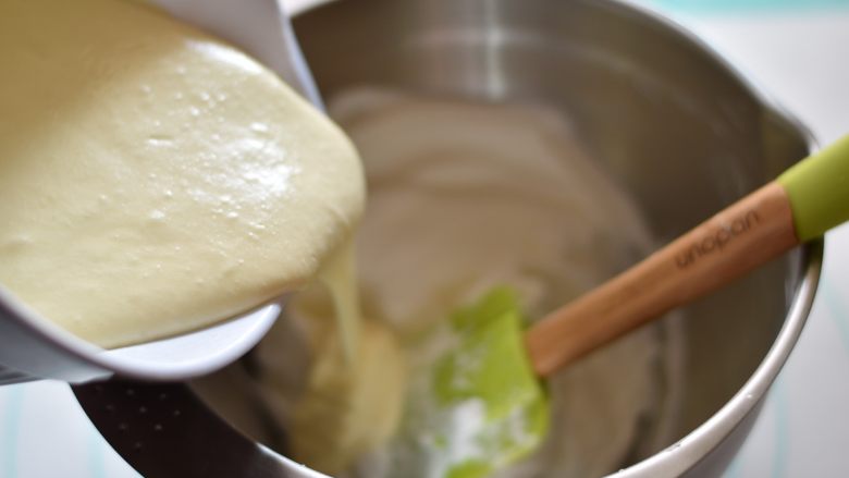 奶酪芝麻戚风,将翻拌好的面糊倒入剩余的蛋白霜中快速轻轻混合