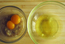 香蕉核桃蛋糕卷,将<a style='color:red;display:inline-block;' href='/shicai/ 9'>鸡蛋</a>黄和清分离，并将黄直接放入装有香蕉的碗中。另取一只大些的，无油无水的碗，将蛋清放入