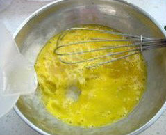 薄荷鸡蛋饼,加入与鸡蛋同等量的清水，加入适量的盐