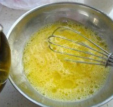 薄荷鸡蛋饼,边搅拌边加入色拉油