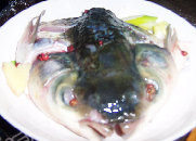 剁椒鱼头,腌好的鱼头码放在盘中