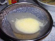 蛋奶山楂布丁,把搅拌好的蛋奶液过筛