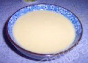 蛋奶山楂布丁,过筛的蛋奶也盖上保鲜膜