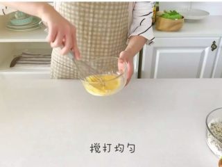 宝宝辅食：芝麻燕麦饼干,用打蛋器或筷子搅打均匀，比一般煎蛋要搅打更充分一点哦。