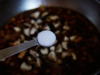 香菇卤肉饭,加鹽調味，轉中火再燉三十幾分鐘，中間適當翻炒一下，以免糊底。