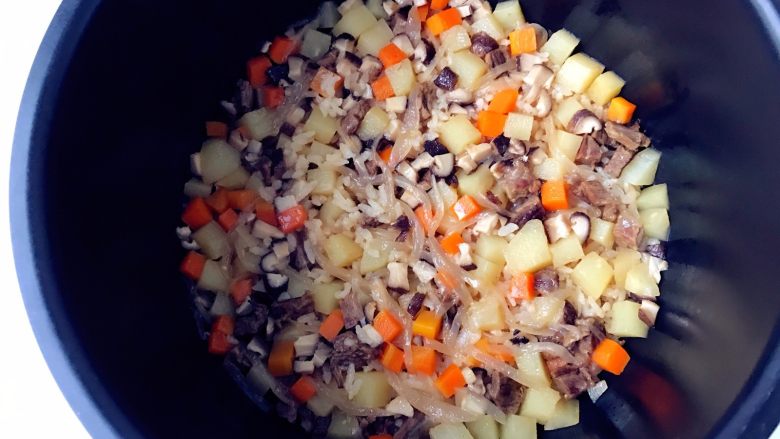 宝宝辅食：有饭、有菜、有肉，啥都有的土豆牛肉焖饭！18M+,煮好，如果水多了，可以多保温焖一段时间，也可以盛出用炒锅收汁。