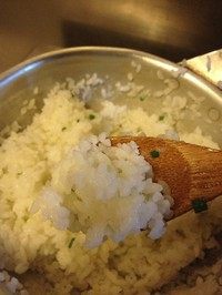 剩饭做米糕,继续用勺子按一个方向画圈搅米饭拌，使米饭更加柔软，直到米饭有一点“烂”。（这时候的米饭不应该粒粒分明，而是看不出很明显的形状，彼此都黏在一起）