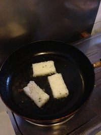剩饭做米糕,锅中倒入适量油，七八成热时放入米胚。转中火