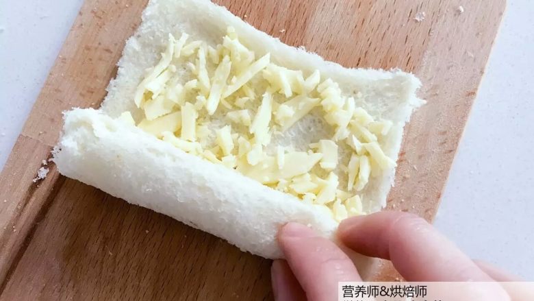 宝宝辅食-芝士熔岩吐司-5分钟搞定，热乎乎的芝士溢出哦！18M+,在吐司片中间放上碎奶酪。
》如果大家买的原制奶酪是块状的，可以用刀切丝用。