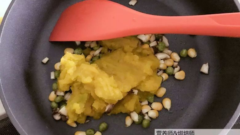 宝宝辅食：香甜软糯，暖融融的南瓜时蔬炖饭！18M+,加入步骤2中的南瓜泥。