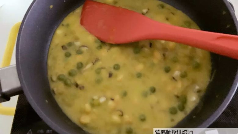 宝宝辅食：香甜软糯，暖融融的南瓜时蔬炖饭！18M+,加入奶，开小火炖煮收汁，此时里面的食材也会变熟烂。
》这一步也是可以用清水。