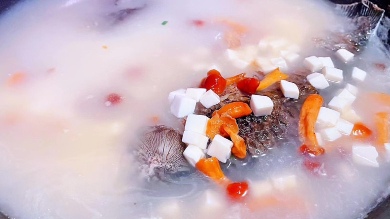 鲫鱼豆腐菇菌汤,水烧开放入豆腐炖至鱼汤变成奶白色