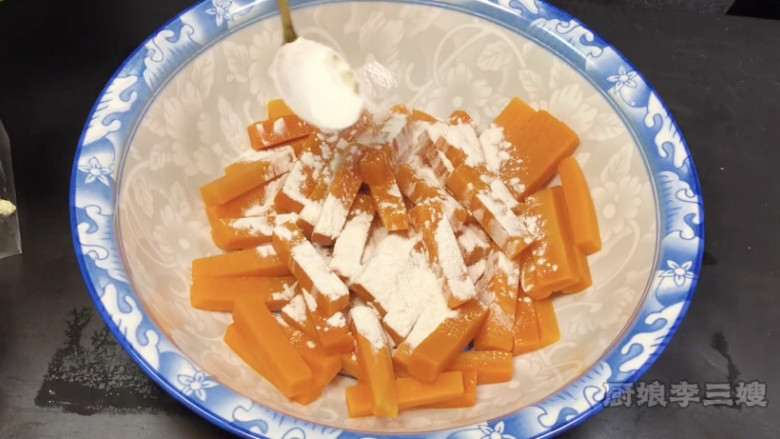 香甜酥脆的蛋黄焗南瓜制作方法,加入一勺吉士粉抓拌均匀