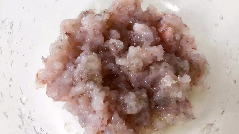 宝宝辅食：虾丸萝卜汤,将虾肉用刀剁成泥，尽量剁碎，这样最后成品会更加好看，肉质也更加有弹性。