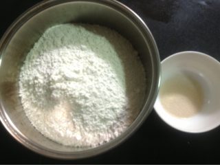 家常夹肉烧饼,如图高筋面粉，安琪酵母粉。