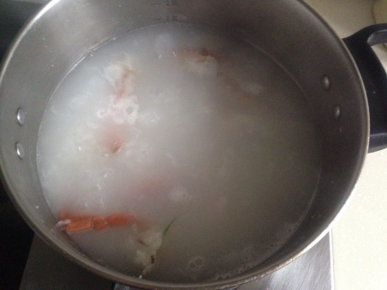青蟹虾仁粥,把腌制好的青蟹，虾抄水，去除葱、姜放入煲了30分钟的粥里