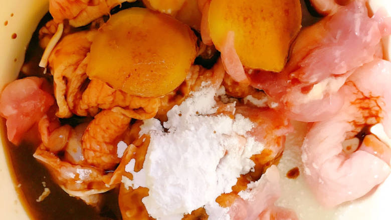 香菇板栗焖饭,加入酱油
