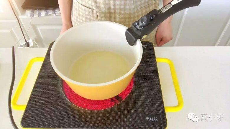 宝宝辅食：啊呜一口，入口即化的棉花蛋糕！,一、烫面蛋黄糊制作
3、将玉米油放入小汤锅中加热.