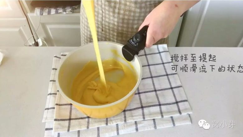 宝宝辅食：啊呜一口，入口即化的棉花蛋糕！,一、烫面蛋黄糊制作
6、此时用手感知下面团的温度（差不多比体温稍高的状态，一定不能太烫哈，会把鸡蛋液烫熟），分3-4次倒入混合好的蛋黄液，每加入一次就用刮刀或打蛋器搅拌均匀，然后再加入下一次。
》可以用刮刀翻拌，如果有结块可以用打蛋器敲打搅拌下，均匀无颗粒即可，不要过度搅拌，避免面糊出筋。
》不起筋也是后面蛋糕松软的一个原因之一。