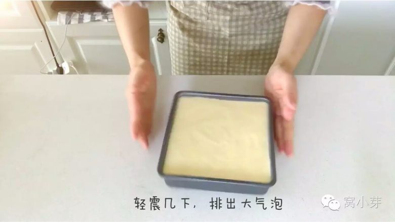 宝宝辅食：啊呜一口，入口即化的棉花蛋糕！,四、入模水浴法烘烤
2、轻震几下，使大气泡排出