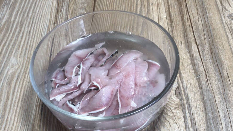葱油鱼片,放入清水中浸泡10分钟，再洗净至水清澈，沥干水分