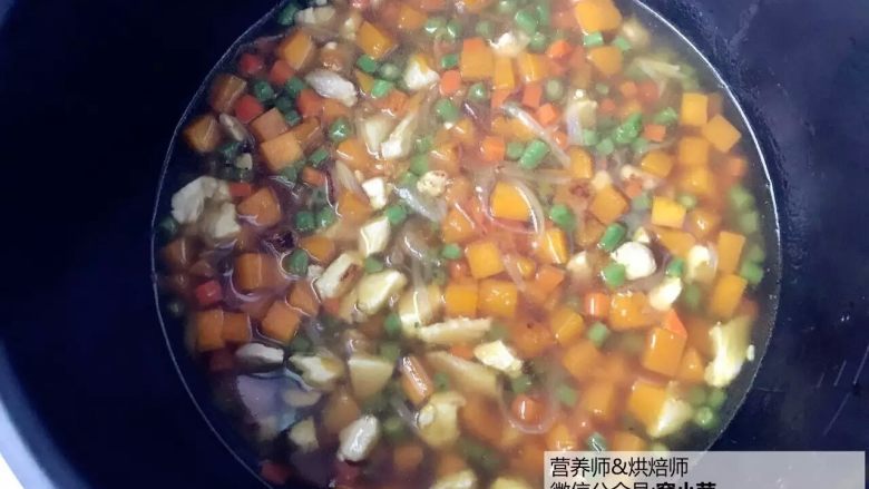 宝宝辅食：南瓜鸡肉豇豆焖饭,把浸泡好的大米放入电饭锅，倒入步骤7的所有食材和汤料，并且翻拌均匀，按下电饭锅煮饭模式就可以了。