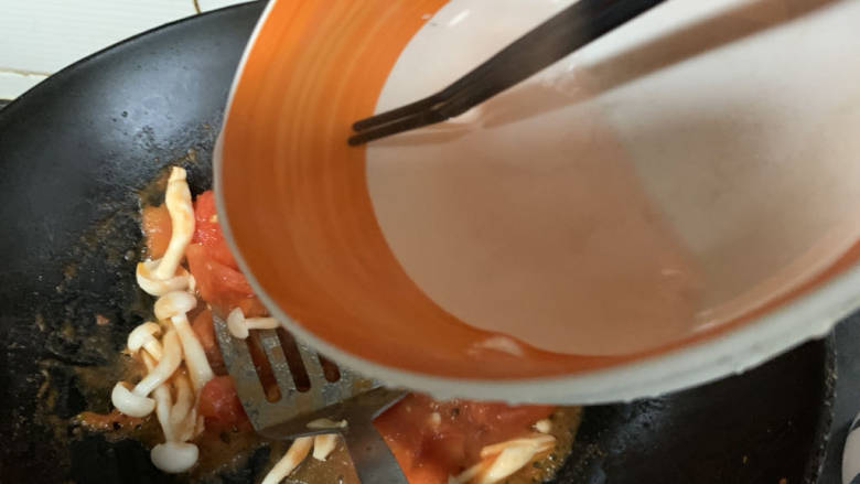 金针菇番茄汤,加入适量开水