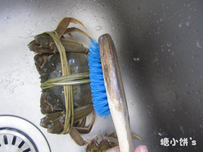 清蒸大闸蟹,取出食用之前用刷子把蟹壳表面刷干净