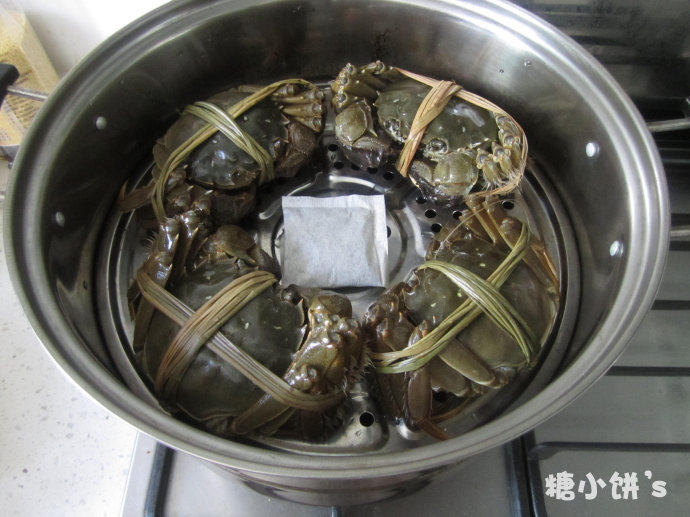 清蒸大闸蟹,冷水上锅，水开后45蒸分钟即可（中间放的是紫苏包）