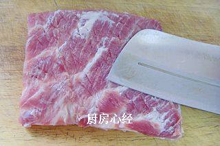 铁锅烤肉,用刀尖在肉的二面用力戳，以便于入味