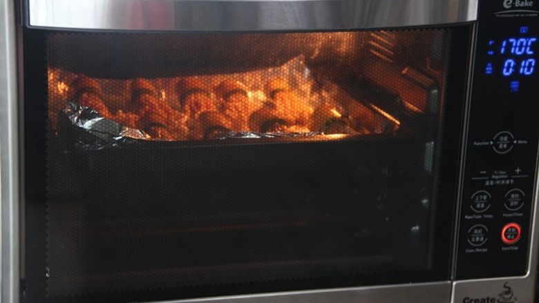  青瓜金针菇卷,烤箱提前预热，上下火170度中层烤8分钟