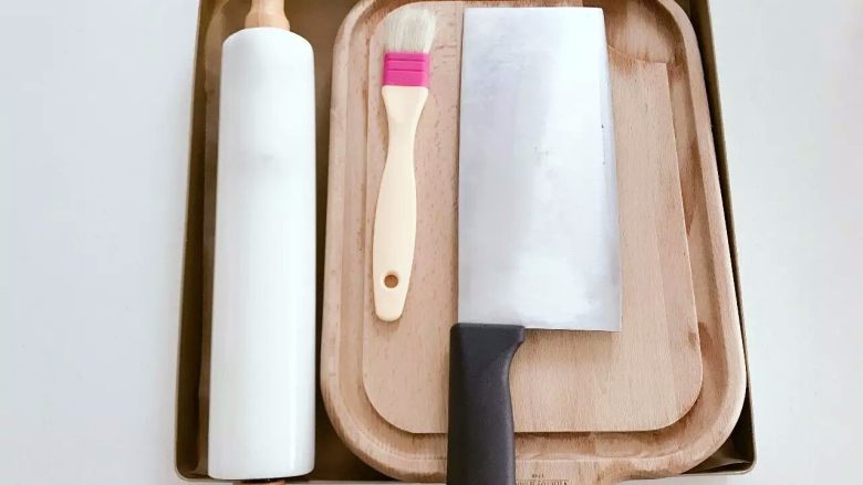 宝宝辅食：蔓越莓酸奶面包小方,主要工具
》烤箱、烤盘、油纸、筛子、擀面杖、擀面垫、砧板、刀