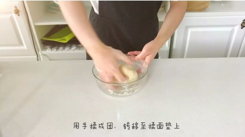 宝宝辅食：蔓越莓酸奶面包小方,用手揉成团，然后转移至揉面垫上。