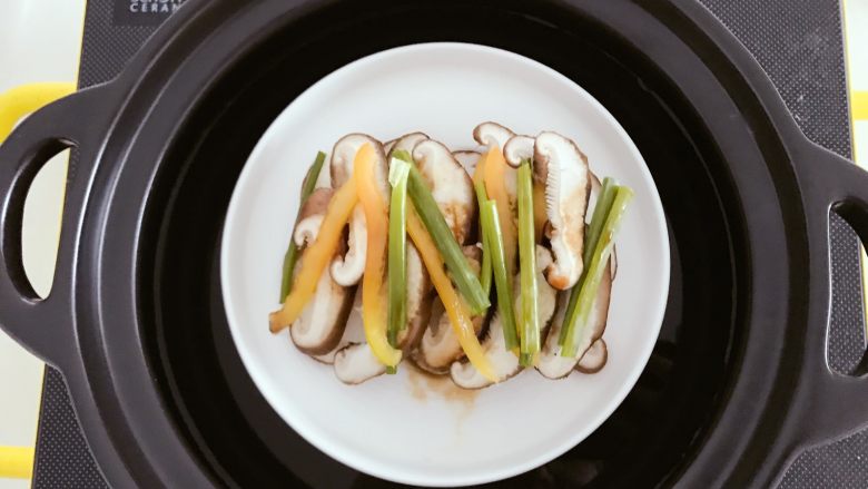 宝宝辅食：香菇蒸鳕鱼,在锅中放入盘子。