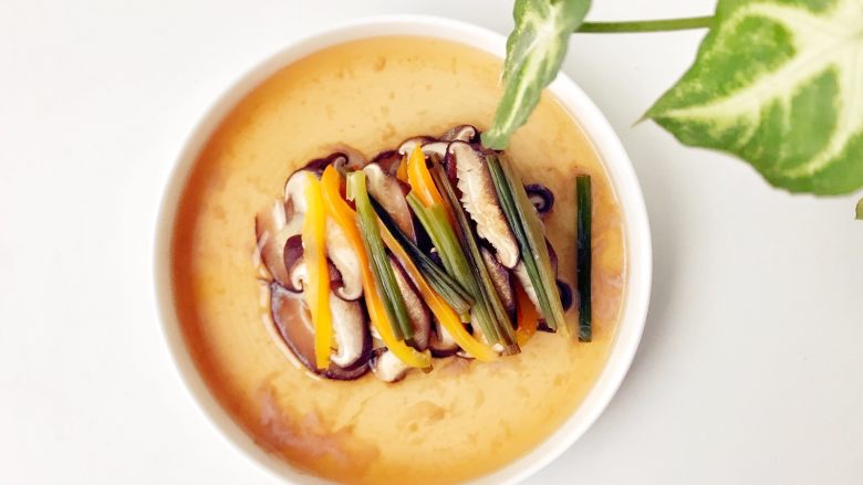 宝宝辅食：香菇蒸鳕鱼,可以把鳕鱼香菇汤汁浇在米饭上，超级鲜美又营养哦！