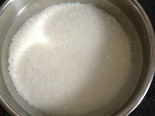 自制醪糟,提前将糯米洗净后浸泡8一24，中途隔几小时要洗净换水，泡到米粒一捻就碎即可。