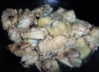 栗子鸡,锅中放入少量的油，爆香八角下入鸡块煸炒至微黄。倒出多余的油脂