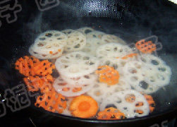 荷塘小炒,锅中放水烧开，加入少量的盐和油，下入胡萝卜和莲藕片