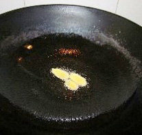 笋干红烧肉,在锅内加入一点点油，放入姜片爆香