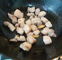 笋干红烧肉,再小心放入五花肉块，快速翻炒，防止炸锅。