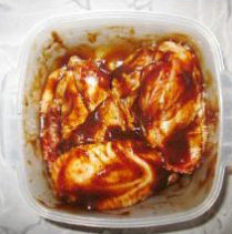 黑胡椒烤翅,将黑胡椒酱放入，用手给鸡翅按摩2分钟，使鸡翅均匀的裹上酱汁