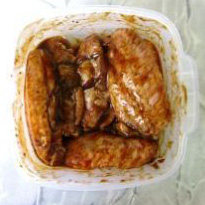 黑胡椒烤翅,将搅拌均匀的鸡翅放入冰箱，腌制12小时，中途拿出来再搅拌一下，使鸡翅入味更均匀