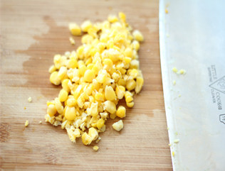 奶香玉米小南瓜,玉米粒稍加切碎，不要切得太碎，最好保留一些整粒