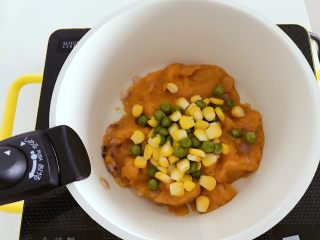 宝宝辅食：南瓜田园焗意面,倒入步骤5中焯水后的玉米和甜豌豆，搅拌均匀。