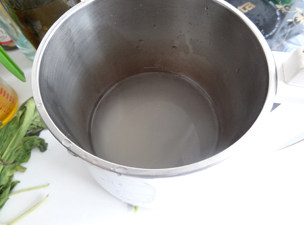 核桃红枣米糊 ,大米洗净放入豆浆机，加足量水