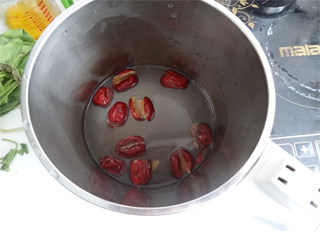 核桃红枣米糊 ,去核红枣放入豆浆机，启动米糊键，开始制作米糊