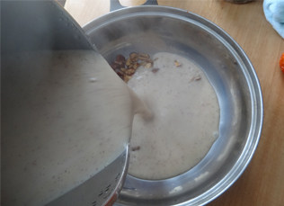 核桃红枣米糊 ,做好的米糊倒入装有切碎的核桃和大枣的容器即可