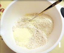 全麦桂花甜酒酿面包,先称出全部干粉类材料，并混合均匀